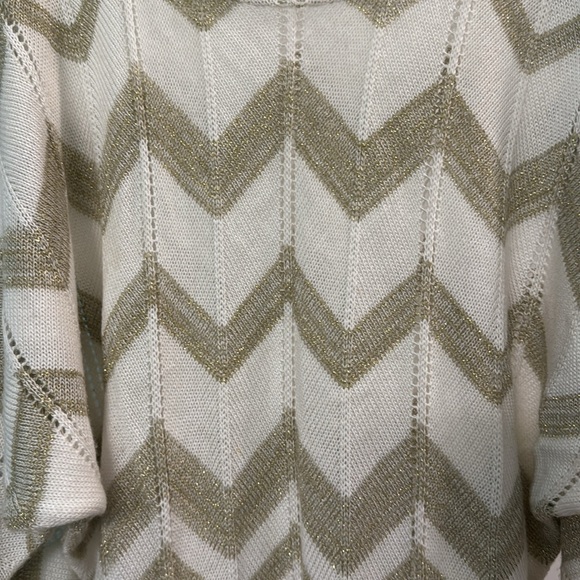 Gold and white open shoulder top - Picture 3 of 4